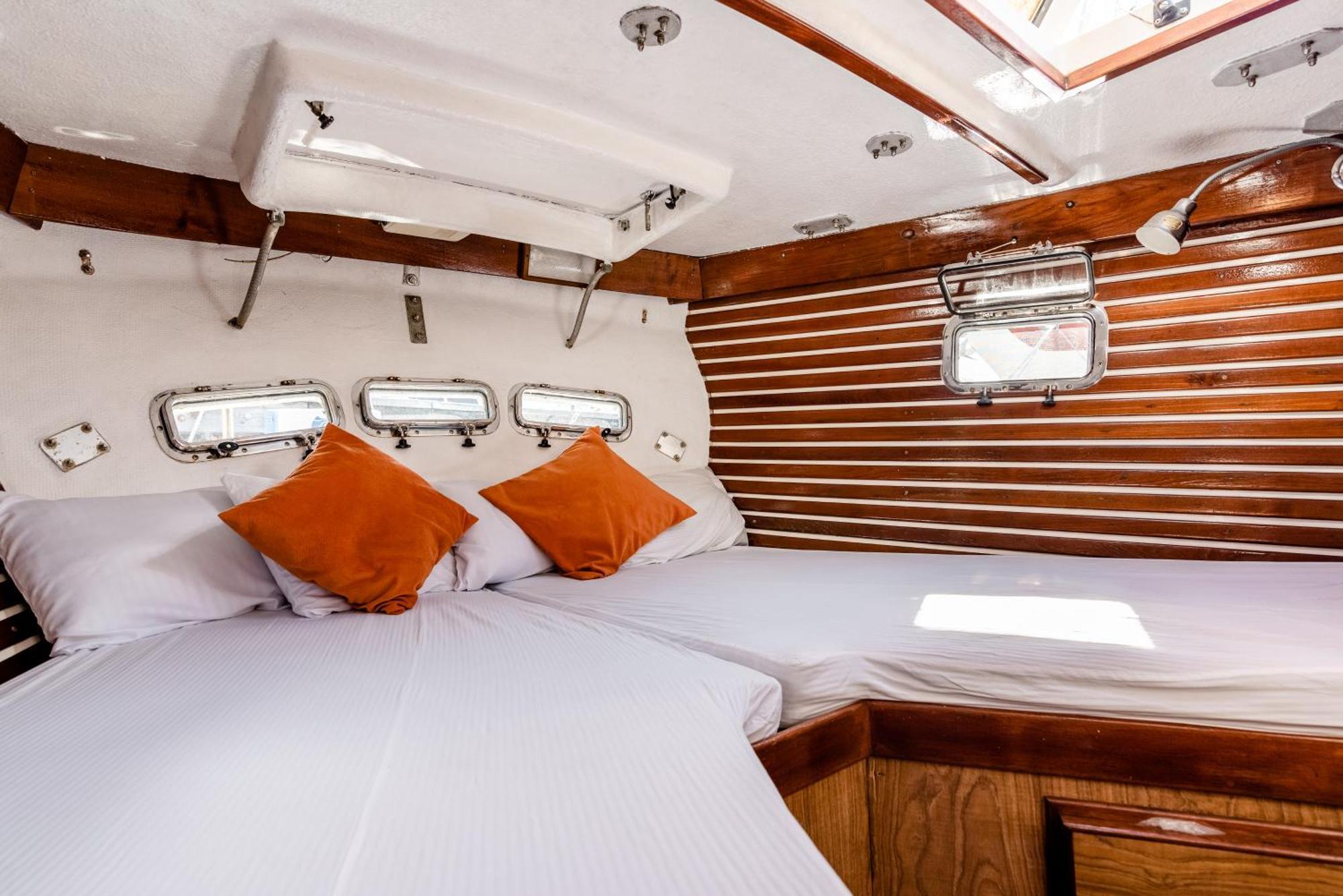 Walk Barefoot To Beach! Two Bathrooms! Entire Private Sailboat Botel *