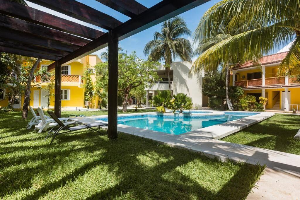 Marysol D8 Beachfront Next To Nomads *