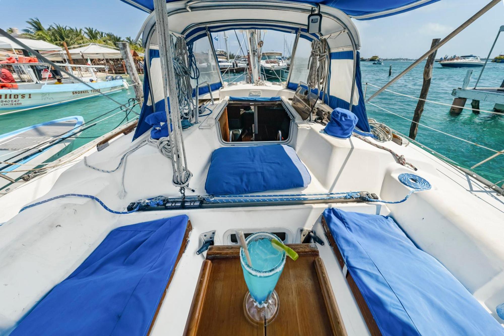 Walk Barefoot To Beach! Private Sailboat At North End, Queen Bed, En-suite Bath, Ac Isla Mujeres