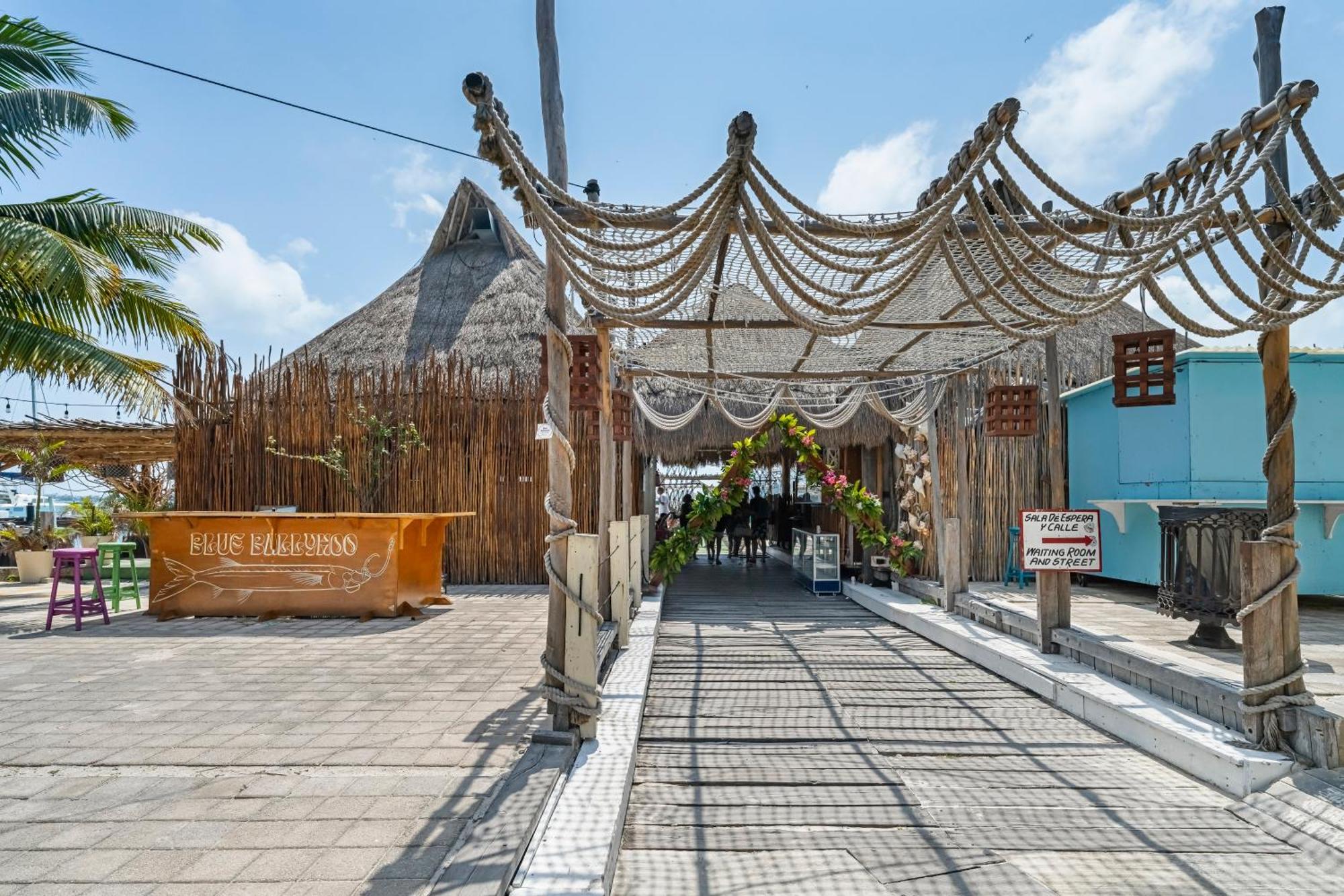 Hotel en barco Walk Barefoot To Beach! Private Sailboat At North End, Queen Bed, En-suite Bath, Ac Isla Mujeres