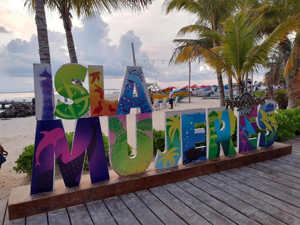Hotel en barco Walk Barefoot To Beach! Two Bathrooms! Entire Private Sailboat *