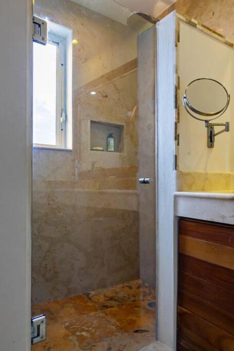 Sea-front Villa, Isla Mujeres! Stunning Sea Views! Apartment