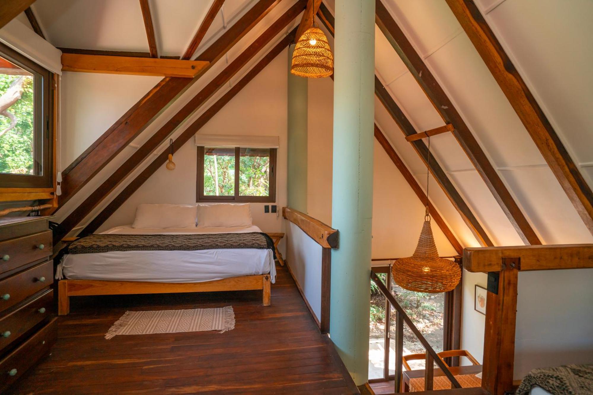 Chechen, Wooden In Tropical Garden Holiday home *
