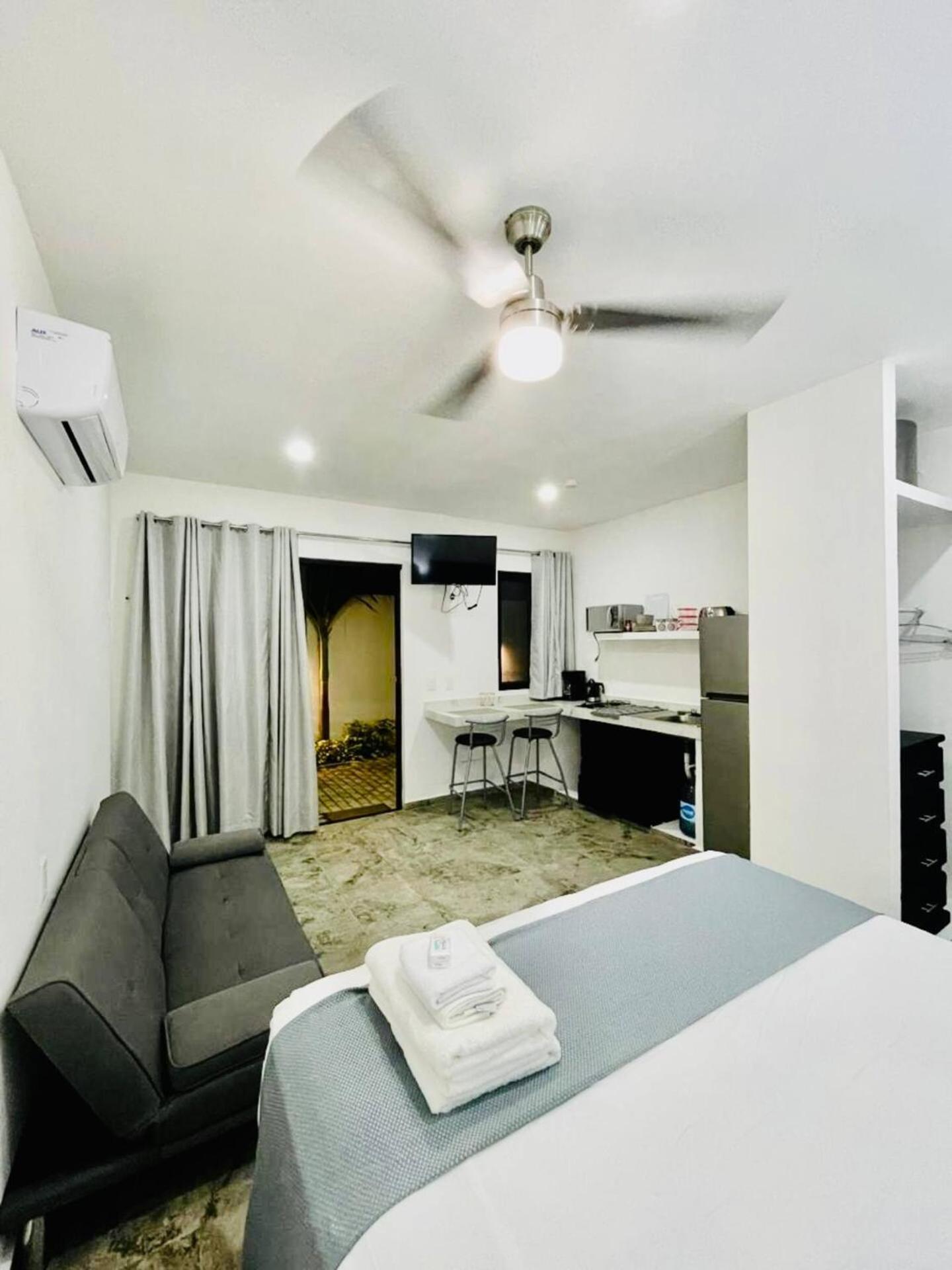 Apartment Lavish Wpatio #2 Downtown *