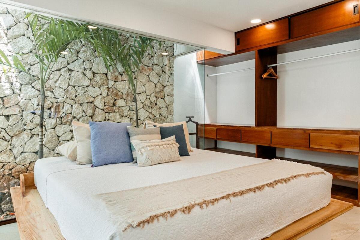Villa Jungle, *