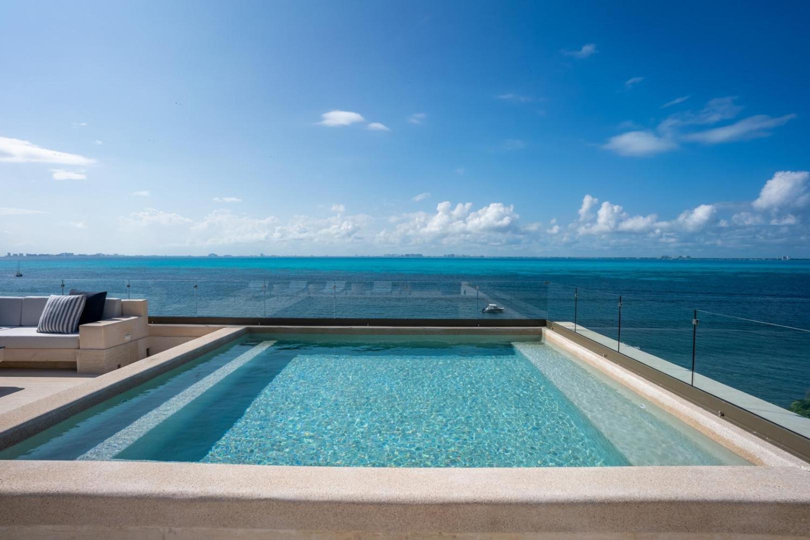 Private Rooftop Honeymoon W/ Private Jacuzzi