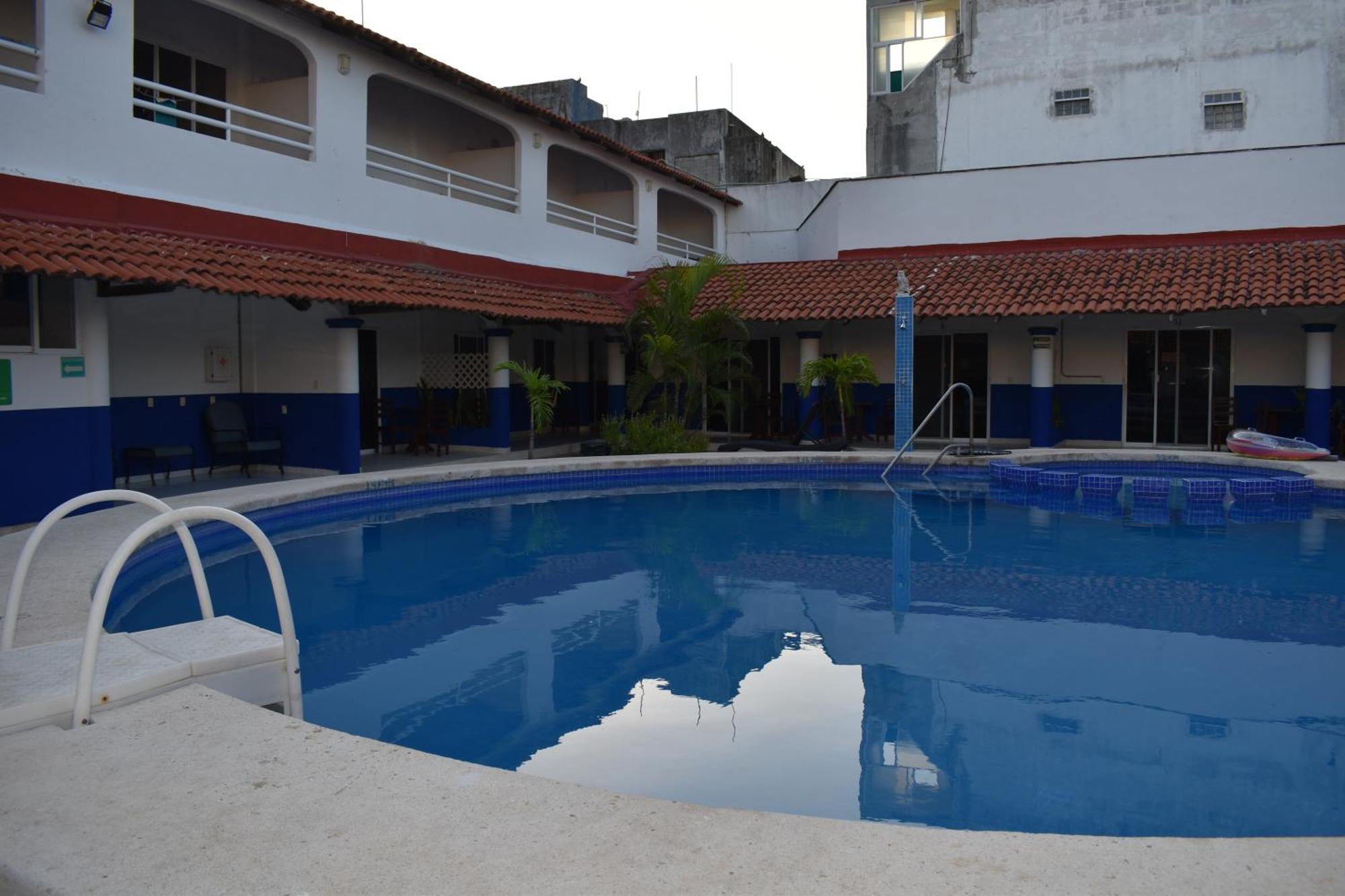 Plaza Almendros Hotel 3*